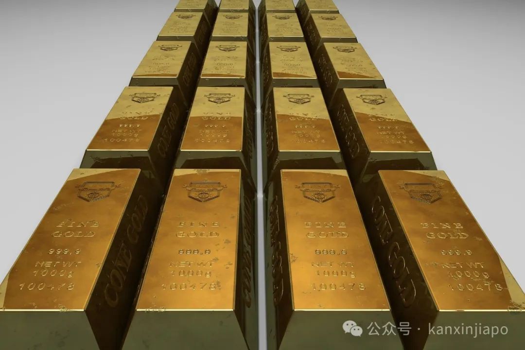 韩国男子在新加坡收了15亿新币黑钱，买了28000根金条…