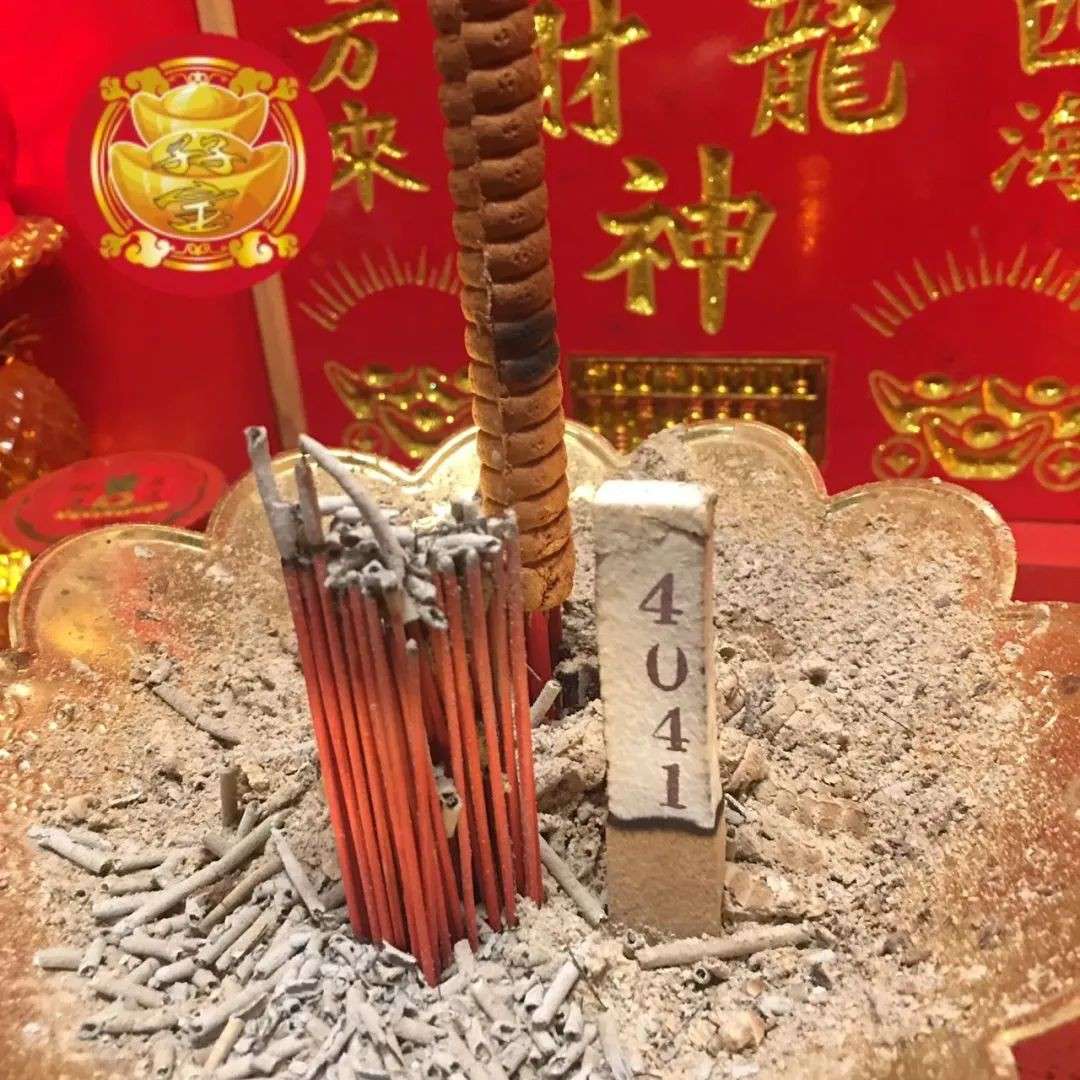 买彩票还得靠玄学,新加坡中元会送字集体发财,还中了60万头奖