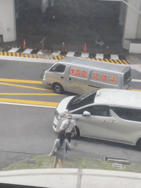 新加坡一男一女当街互殴!甩耳光、抱摔、无影脚…