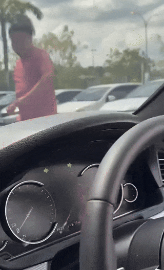 “别以为开宝马了不起!”新加坡路霸怒踹豪车,结果悲剧了