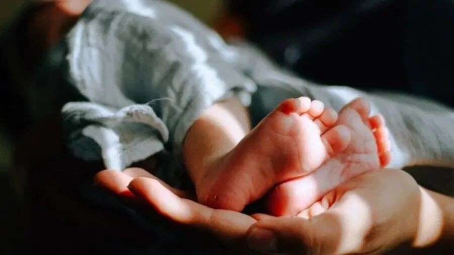 15名印尼婴儿卖到新加坡，多家中介涉案！20倍暴利揭露非法领养黑色交易链