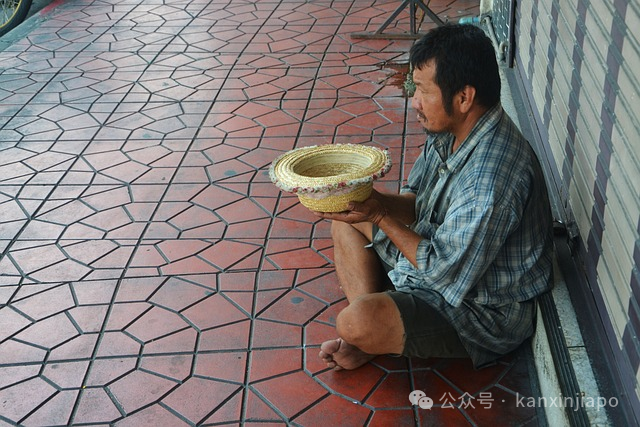残疾男子兜售纸巾被捕，疑似“外国丐帮”入侵组屋！在新加坡这样乞讨是违法的