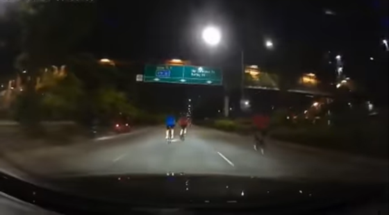 八名脚踏车骑士夜占快速公路！后方车辆狂按喇叭……