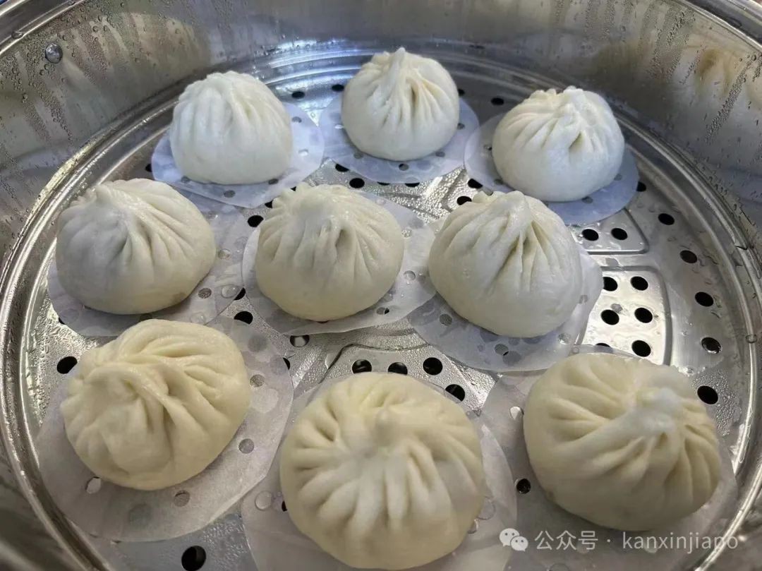 50岁放弃体制内“铁饭碗”，到新加坡改行做包子