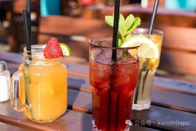 在新加坡买饮料配“水草”，这是什么新奇的喝法