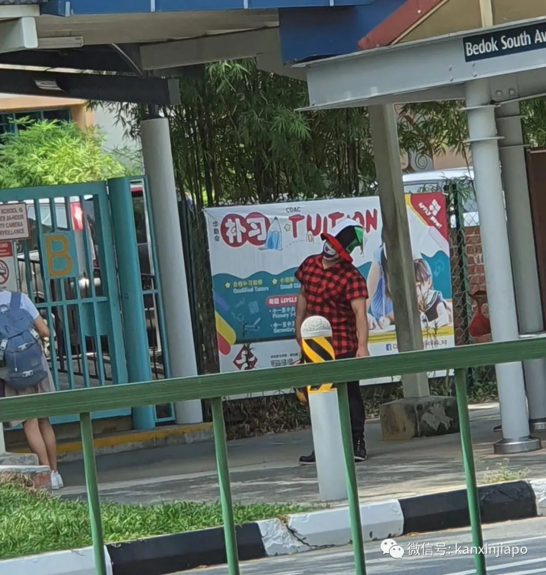 欧美恐怖片既视感！小丑在新加坡小学外游荡