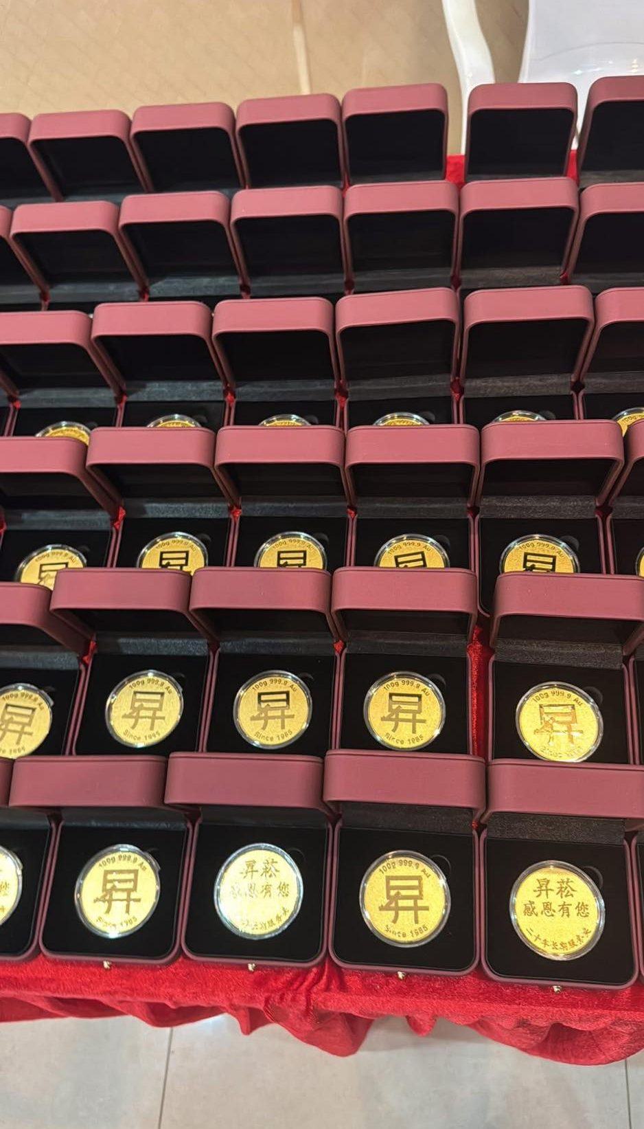 新加坡这家公司给员工发纯金币,最高的拿了100克约1.8万新元