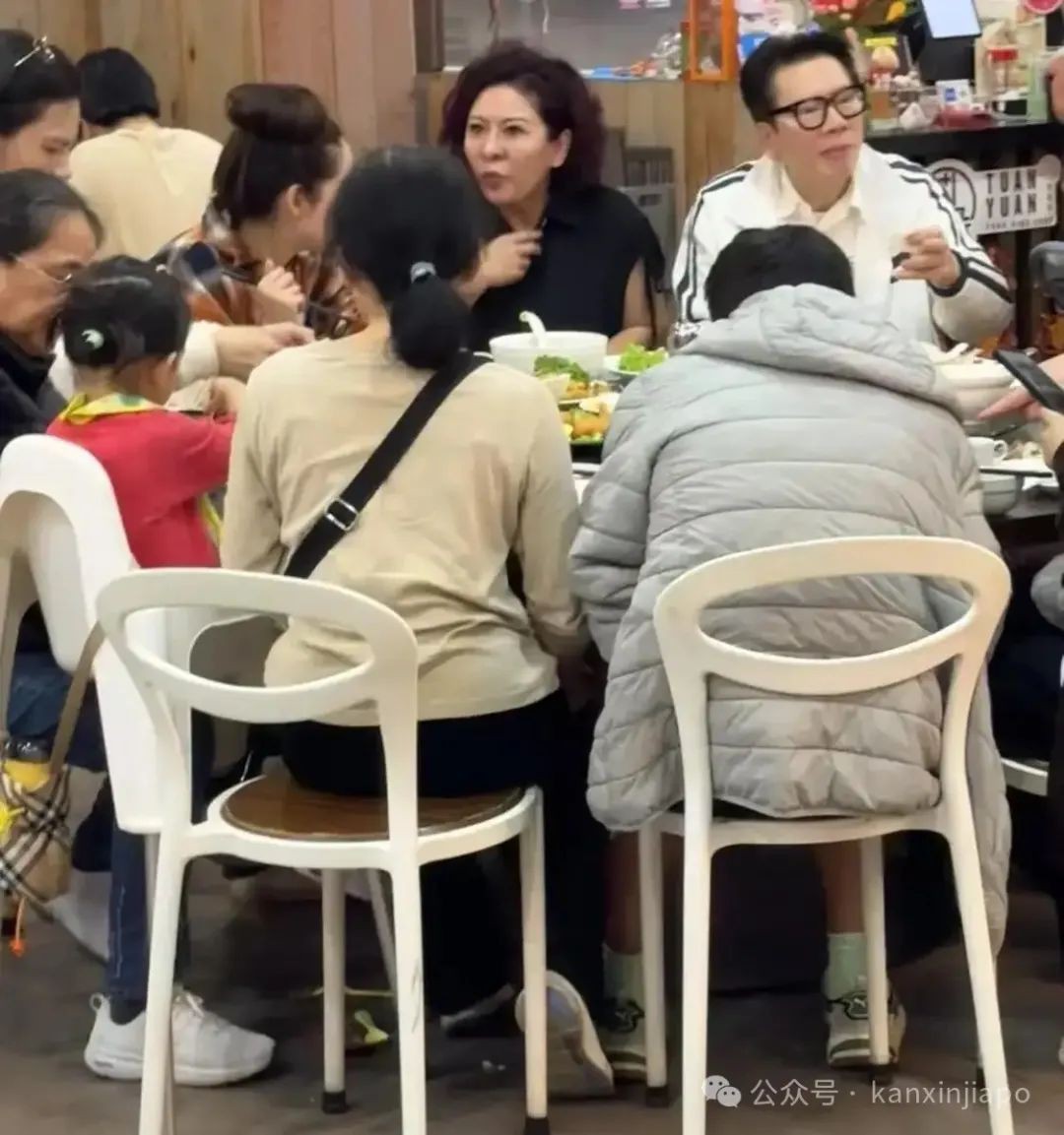 向太携向佐郭碧婷夫妇,全家低调现身新加坡,豪门也爱平价餐馆