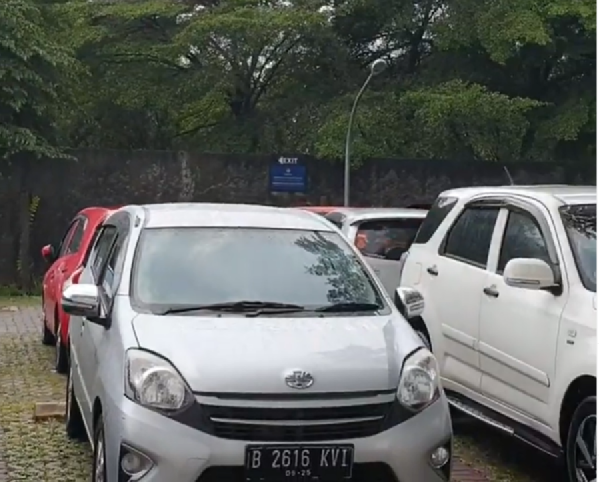 奇葩！天降奇雨哪也不淋，唯独只淋这辆车