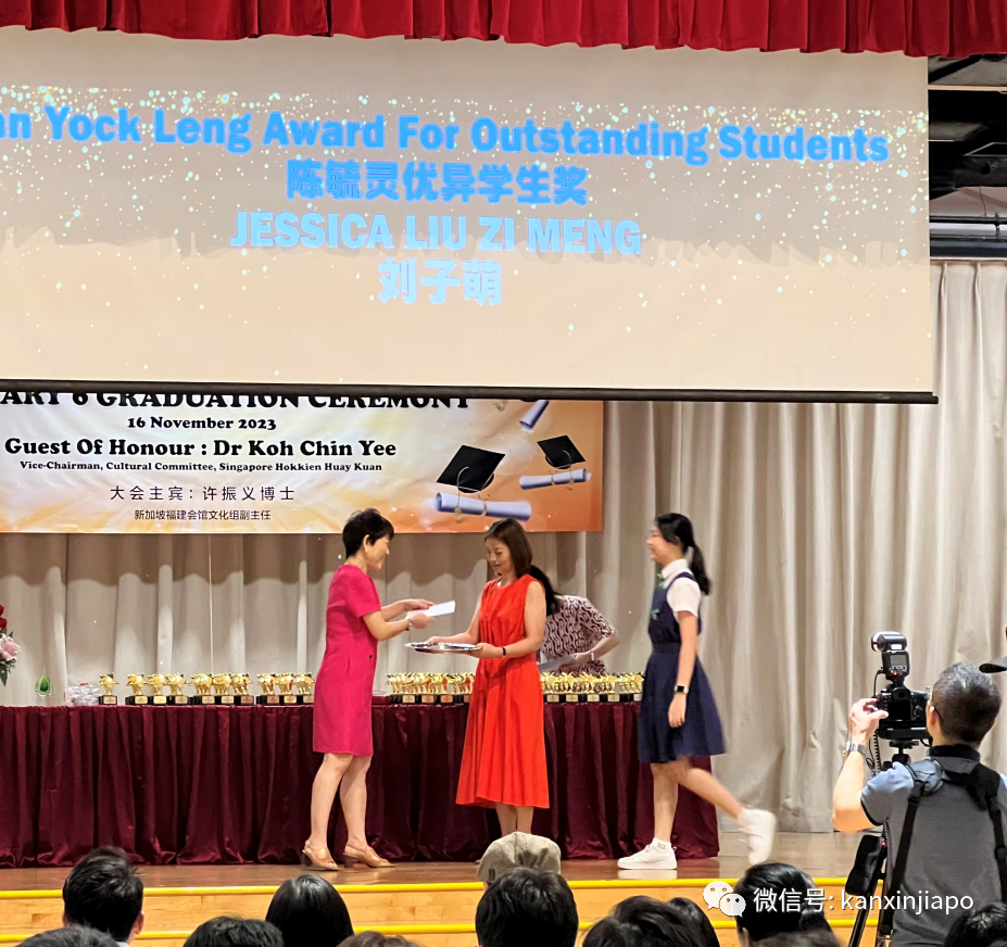 在新加坡,上台领奖的,不少都是中国新移民......