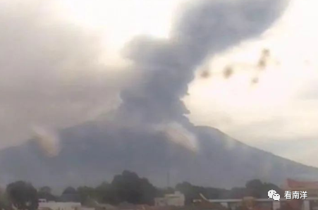 印尼一火山喷发,火山灰柱高达3000米!