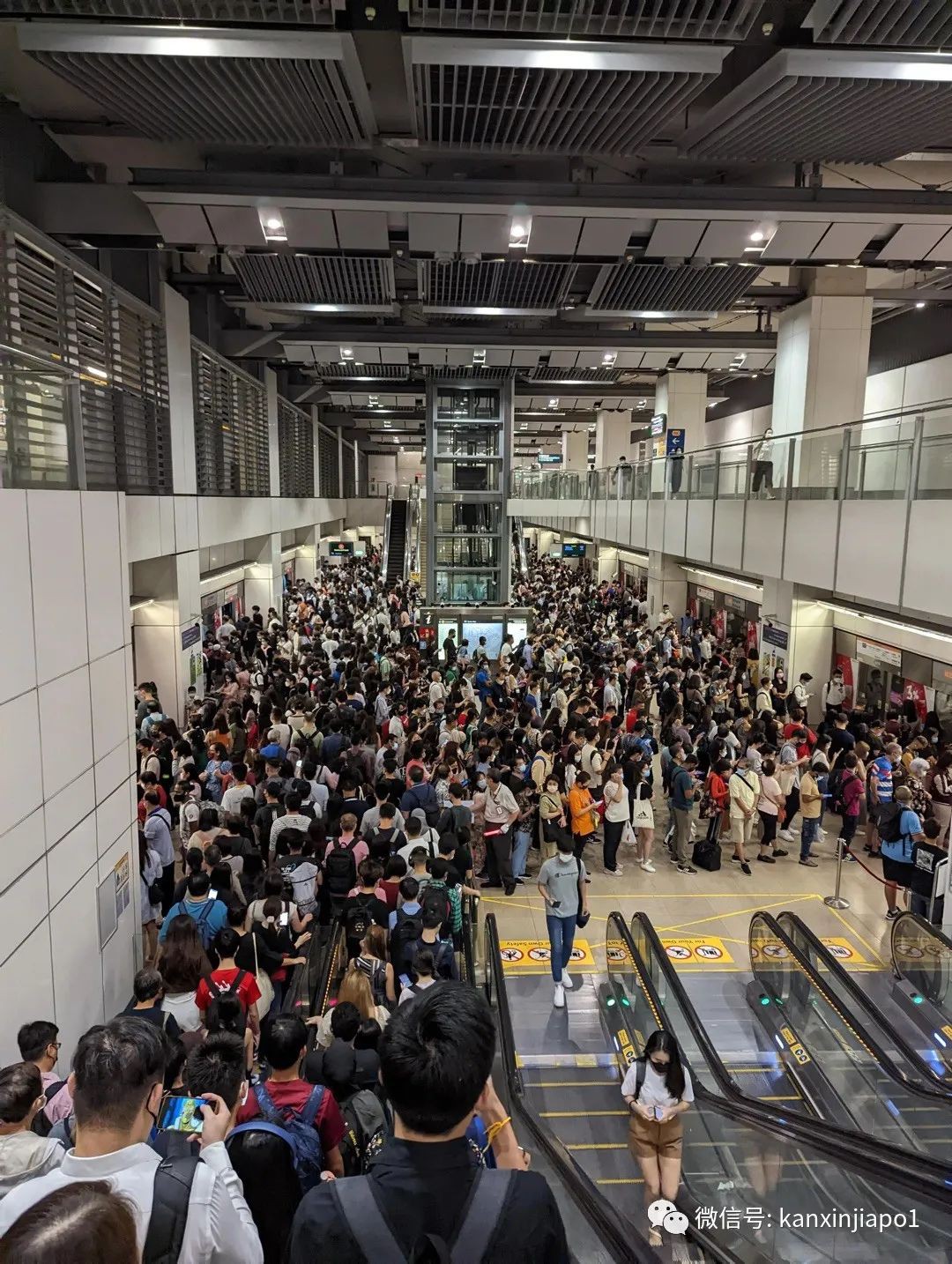 新加坡地铁站突发人潮，一个按钮差点酿成梨泰院踩踏事件