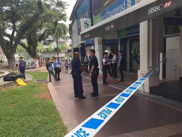 新加坡辅警持枪抢劫案判了：坐牢16年，鞭刑18下！