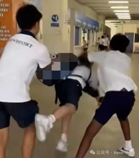 新加坡一中学发生校园霸凌,男学生遭多人推搡绊倒