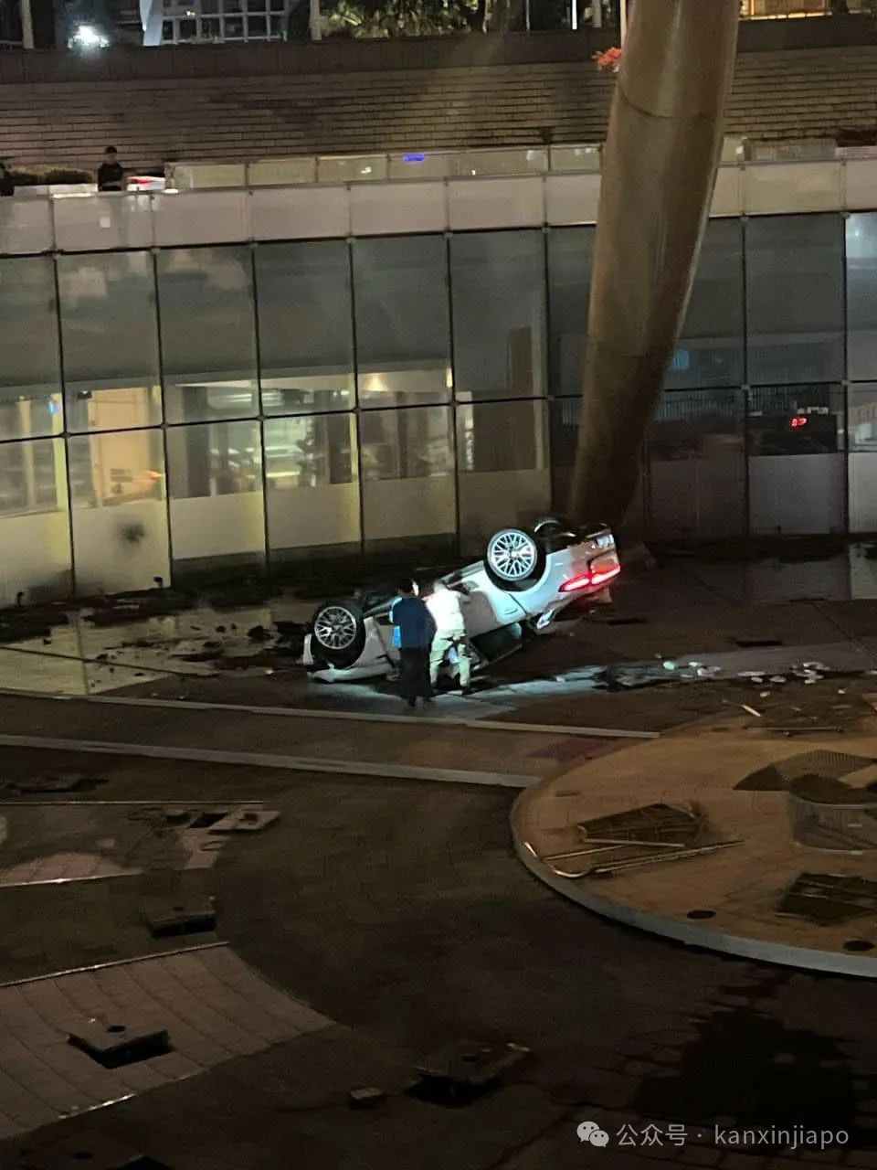 “掉钱眼里了”!保时捷冲下新达城财富之泉翻车,现场曝光