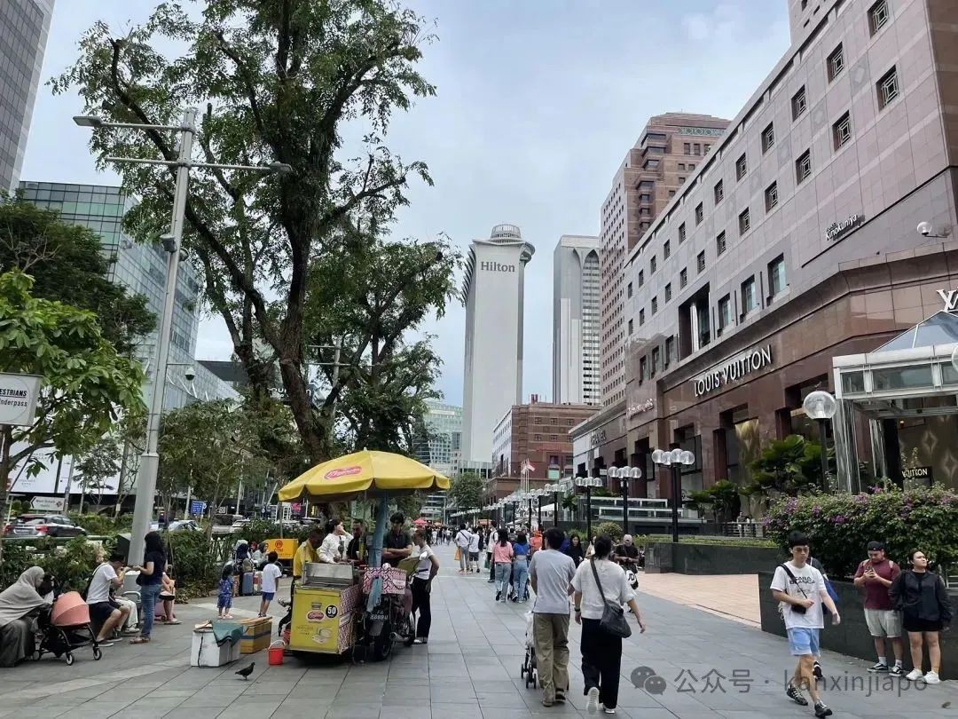 乌节路不同建筑风格的购物中心,像极了东西方文化的缩影