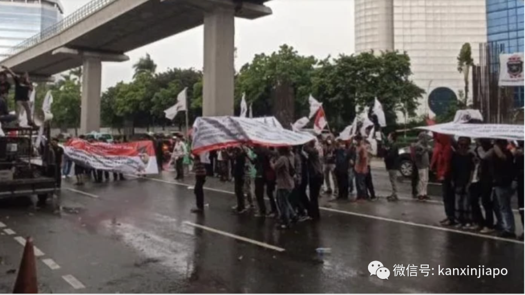印尼传教士被新加坡拒绝入境,当地400余人上街游行抗议