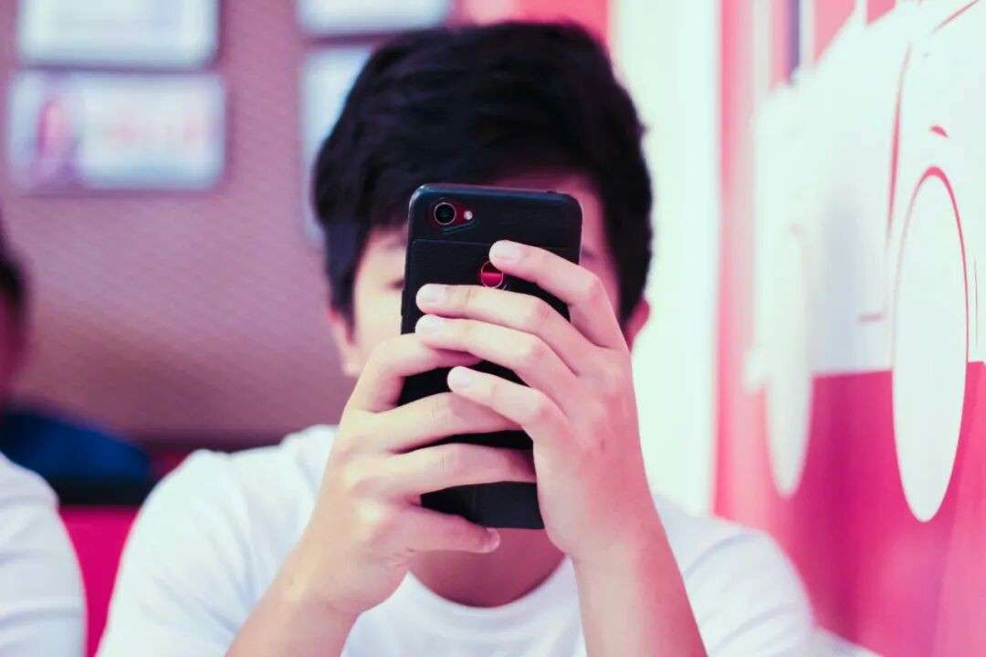 手机禁令会让新加坡中学生低头族减少吗？