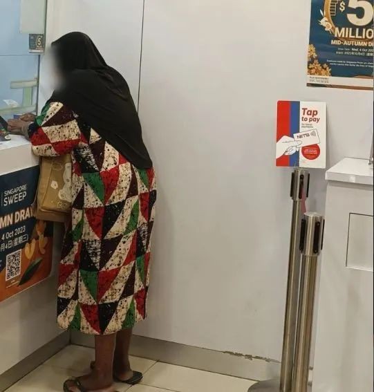 新加坡老奶奶当街乞讨,转过头就去买彩票,还是惯犯