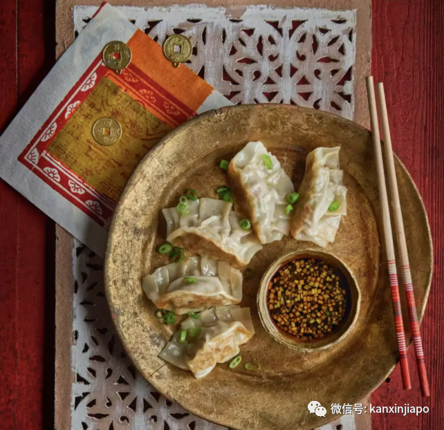 英国媒体居然把金银纸钱当成装饰品放在煎饺下，祝大家新年快乐