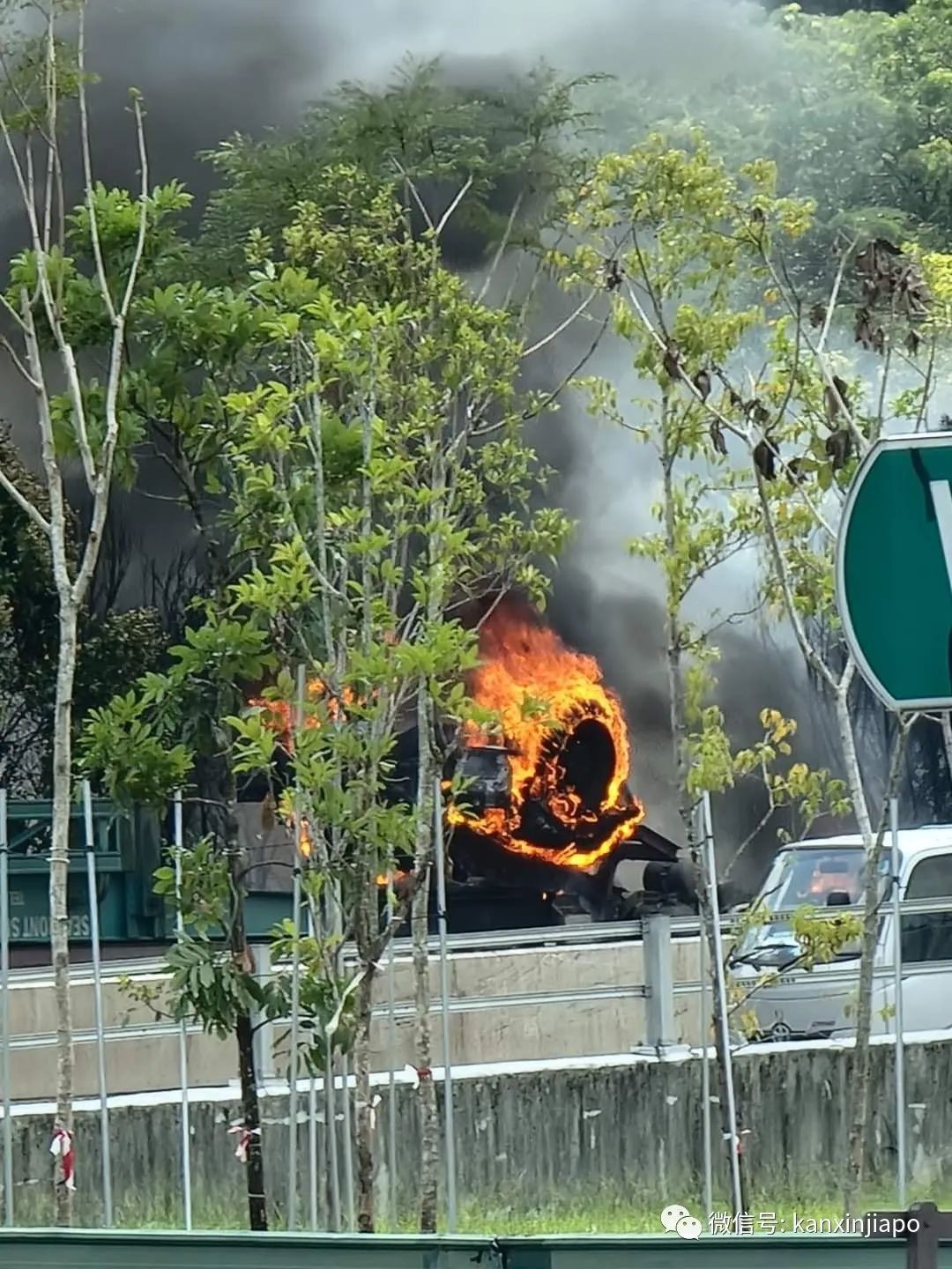 新加坡西海岸重大车祸，现场黑烟滚滚；两巴士相撞一人死亡