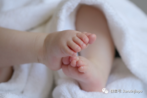 毫无人性!新加坡幼师虐待1岁男婴,连续掌掴7次,猛拍背部20次,狠摔到地上...
