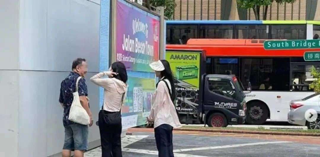 新加坡牛车水又现“蹭饭女团”,专挑中年大叔下手!