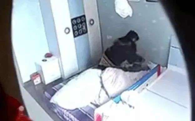挥拳、掌掴、捏耳、打头!新加坡女佣4个月虐童22次,被判坐牢2年半!